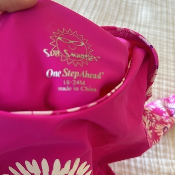 Sun Smarties
Girls pink rash guard 18/24m - Picture 3 of 3